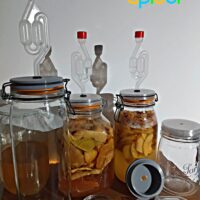 3D-Printed-Fermentation-Lids-on-Le-Parfait-and-Ikea-Jars-with-S-Airlocks---Airtight-Setup-for-Vinega Couvercle de fermentation pour bocaux en verre "Super" - Le Parfait